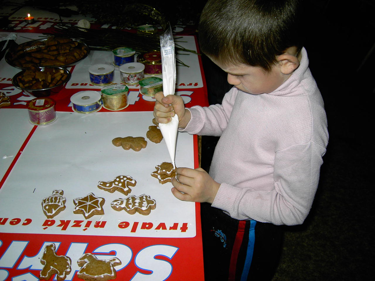 Alešek zdobí perníčky